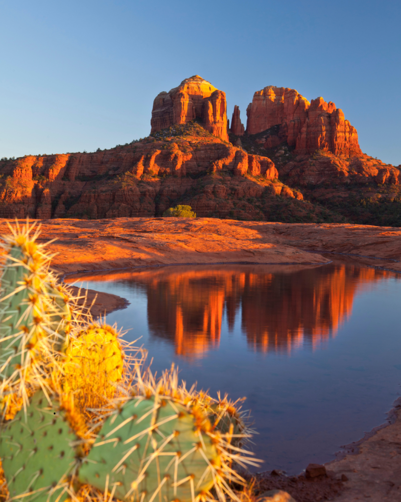 sedona red mountains reflection on the water